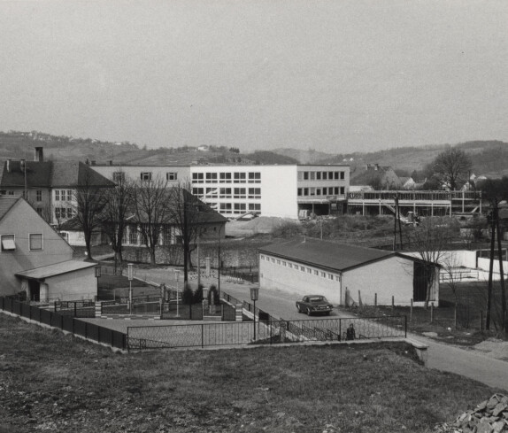 Schwimmbad und Hauptschule und die Firma Elektrotherm Dietinger am 01.04.1973 in der Kastellstraße