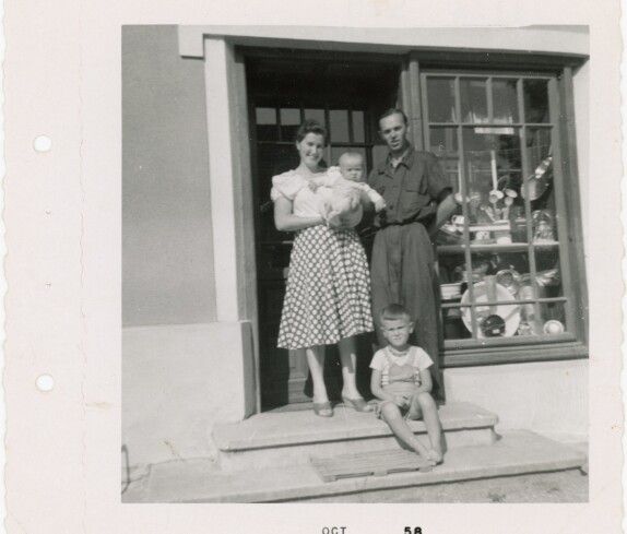 Janisch Spenglerei und Geschirrgeschäft in der Kirchenstraße 8, früher Hausnummer 530 im Oktober 1958