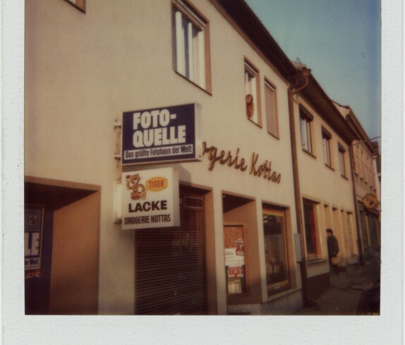 Drogerie Kottas präsentiert das Formel 1 Auto des Walter Wolf Racing von Jody Scheckter aus der Rennsaison 1978