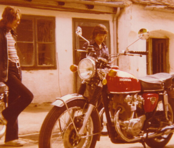 Franz Karl Bauer und Kurt Kusche Plisnier bestaunen ein Honda Motorrad