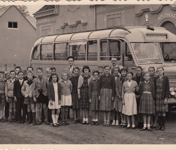 Schülerausflug mit dem jungen Lehrer Edi Sauerzopf