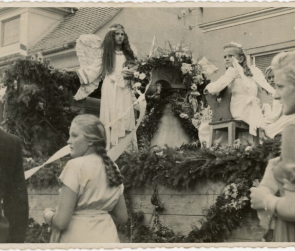 Glockenweihe in Stegersbach am 01. September 1950, in der Mitte stehend bei der Glocke ? Kapesky, rechts davon ? Bischof und Anna Ferstl verheiratete Six)