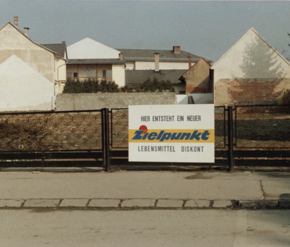 Neubau des Zielpunkt Geschäftes am Hauptplatz im März 1989