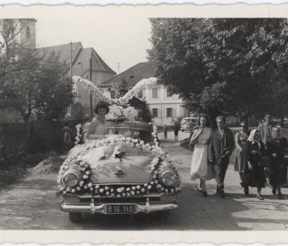 Blumenkorso August 1957 i der Kirchengasse,  Kirche und Volksschule