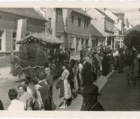 Volksfest und Blumenkorso 1955 in der Herrengasse mit der Sparkasse, der Drogerie Kottas und dem Kaufhaus Radnetter