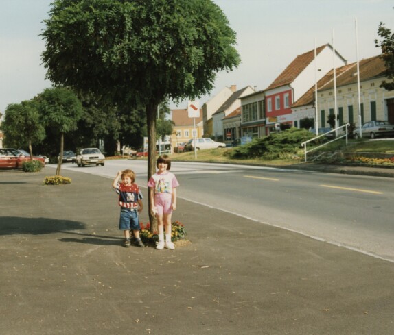 Hauptstraße und der Hauptplatz im Jahr 1993