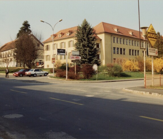 Kastell und Hauptschule in der Hauptstraße am 01.04.1990