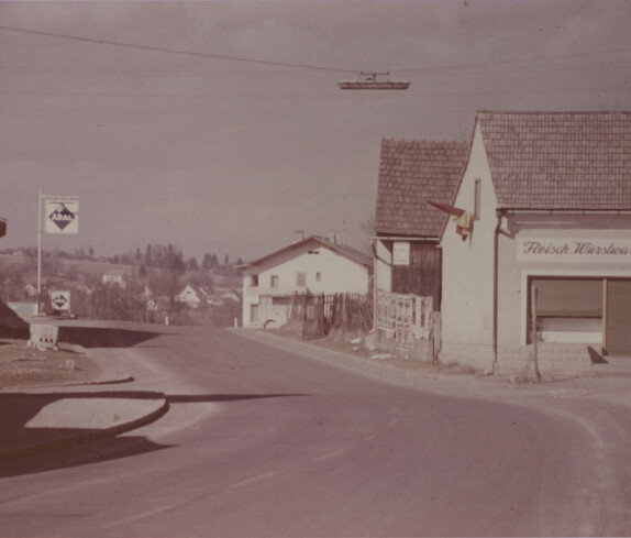 Fleischhauerei Josef Siderits, Haus Nr. 88 heute die Hintergasse 1 und die Aral Tankstelle und Autowerkstätte von Franz Mandler