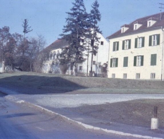 Hauptstraße mit dem Kastell und ehemaligen Museum und der Hauptschule