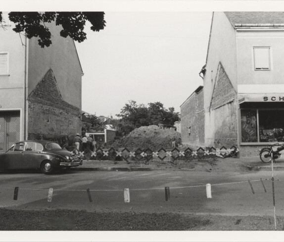 Baustelle Haus Nr. 36, jetzt Hauptplatz 17, das ehemalige Haus der Familie Barth, später das Cafe Eva Oswald, links ist das Reisebüro Sagmeister und rechts das Schuhhaus Tobitsch
