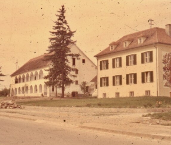 Hauptstraße mit dem Kastell und ehemaligen Museum und der Hauptschule