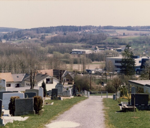 Friedhof mit Leichenhalle, Handelsschule