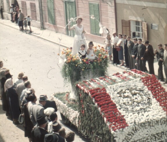 Volksfest und Blumenkorso 1955 in der Herrengasse mit Elfriede Pichler, Peter Schöpe und Ilse Bauer