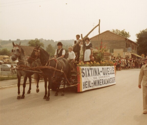 Volksfest mit Blumenkorso in der Grazer Straße mit dem Cafe Jacky und der Kutsche der Sixtina Quelle aus Oberschützen