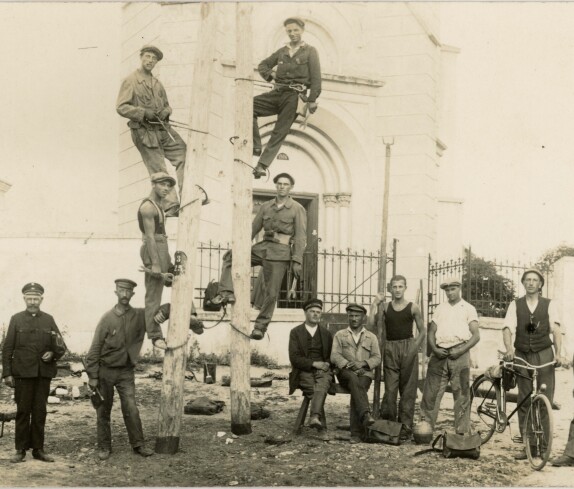 Stegersbacher Telegrapher vor einer Kirche