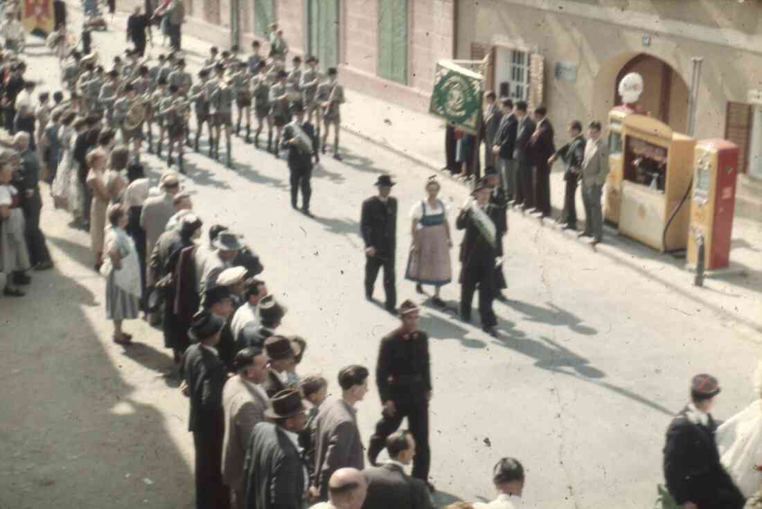 Volksfest und Blumenkorso 1955 in der Herrengasse mit dem Grosshandel Röhrich und der Tankstelle