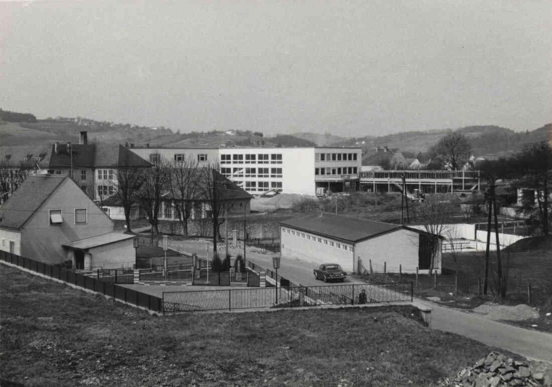 Schwimmbad und Hauptschule und die Firma Elektrotherm Dietinger am 01.04.1973 in der Kastellstraße