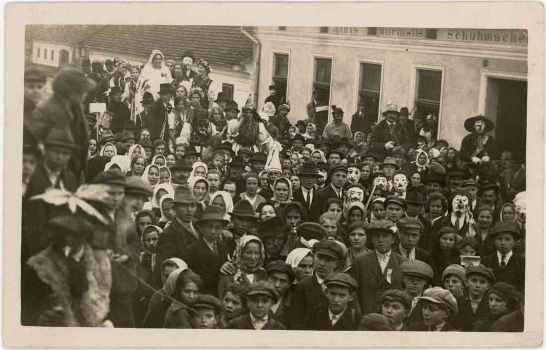 Blochziehen in der Steinbacher Straße und dem Geschäft Alois Murlasits Schumacher im Jahr 1926