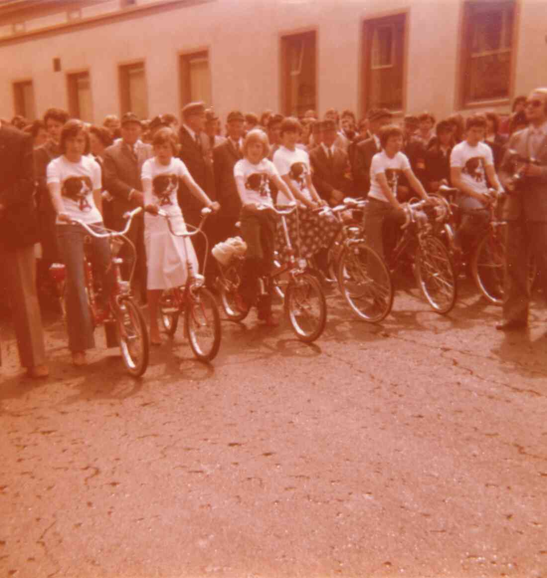 Besuch des LH Kery in Stegersbach, Begrüßung durch eine Radfahrgruppe der ARBÖ Ortsgruppe Stegersbach am Hauptplatz vor dem Gasthaus Bauer