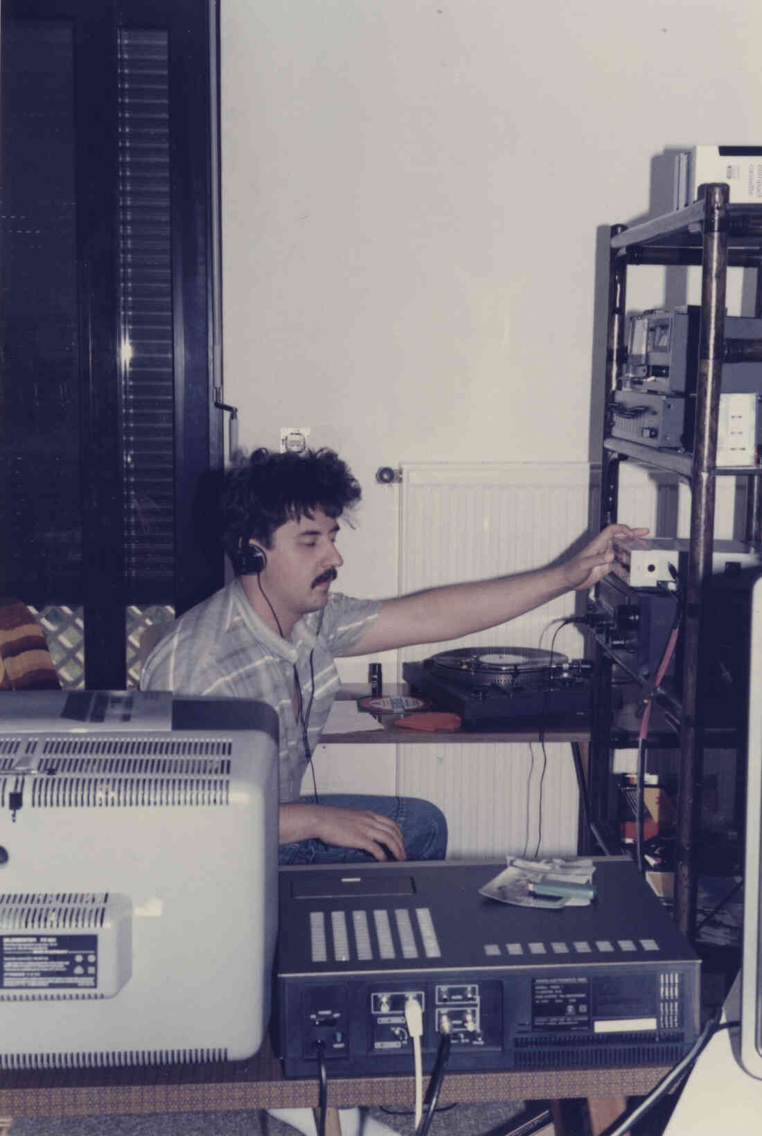 Wirtschaftsausstellung Stegersbach im Jahr 1985 und 1986 in der Hauptschule Stegersbach, Vorbereitung für den Stand von dem Friseurgeschäft von Roland Kranz