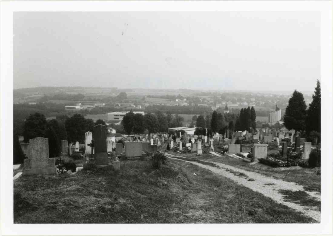 Friedhof und Blick auf Stegersbach, Handelsschule, alte und neue Kirche im August 1977