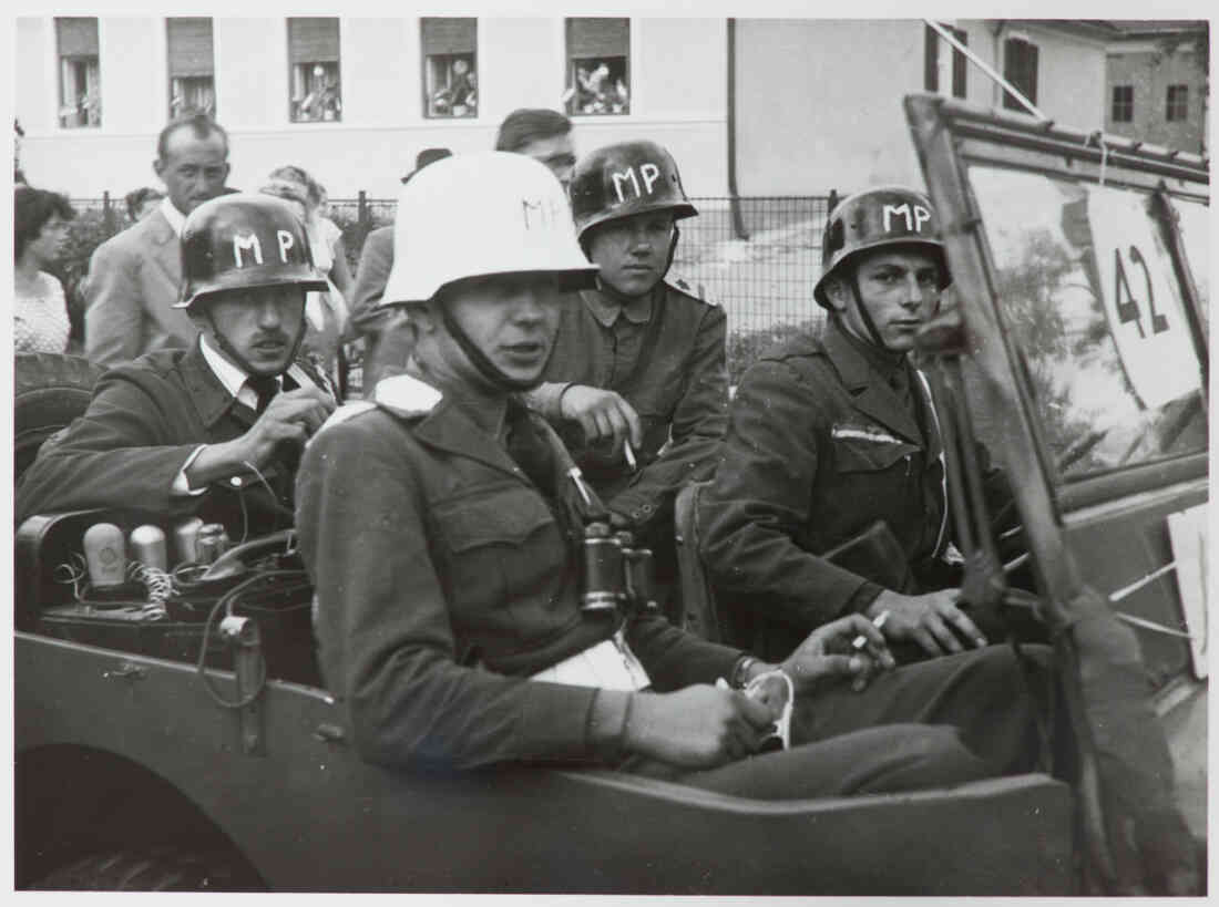Volksfest mit Blumenkorso 18. August 1957, die Vier im Jeep