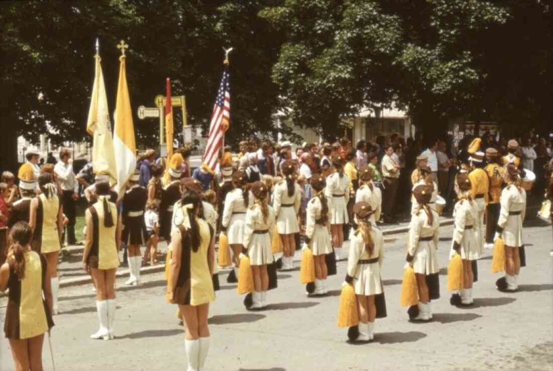 Amerika - Woche 1975 mit der St. Anthony High School, Trenton, New York am Hauptplatz mit dem Park