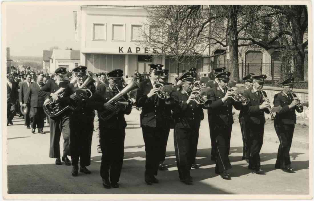 Festumzug mit der Musikkapelle Karl Kapesky am Hauptplatz in Stegersbach vor der Fleischhauerei Josef Siderits und der Fleischerei Kapesky
