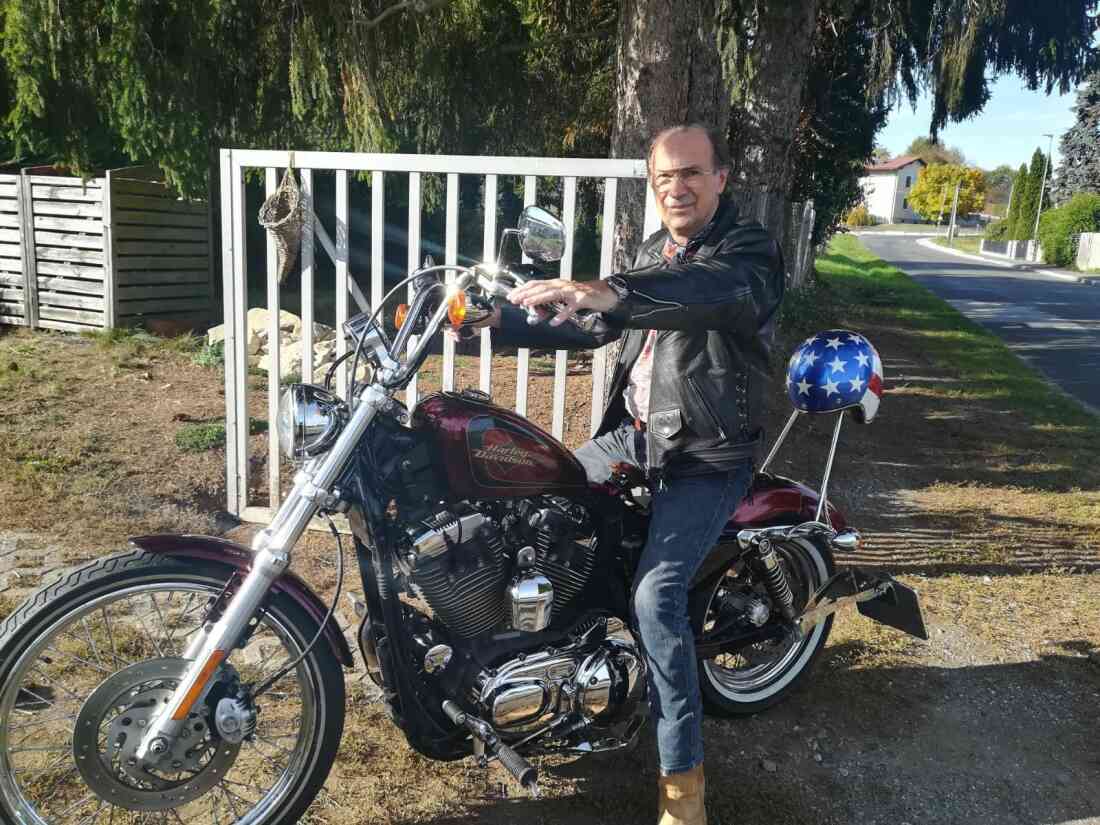 Norbert Norbi Prenner mit seiner Harley 1200er