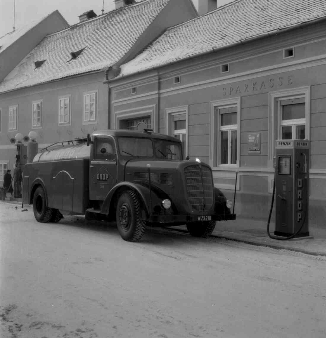 Tankstelle in der Herrengasse und die Sparkasse