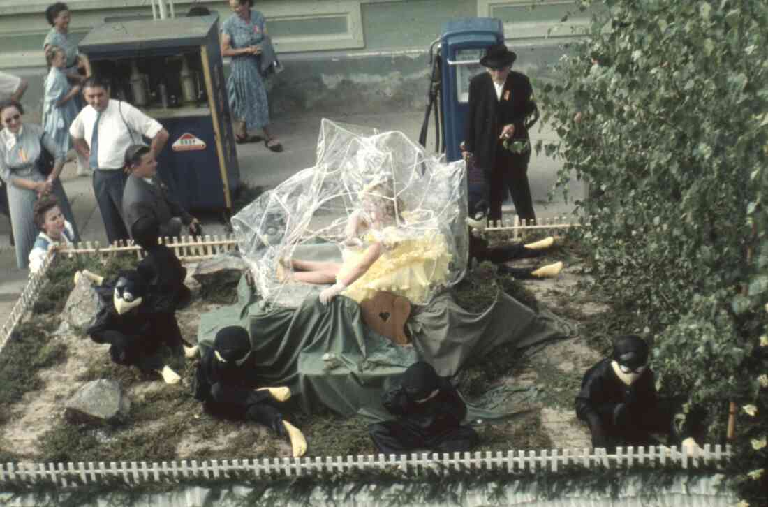 Volksfest und Blumenkorso 1955 in der Herrengasse und der Tankstelle