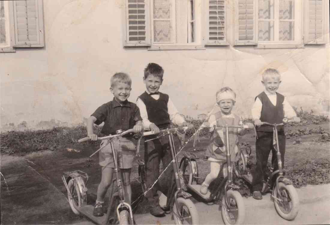 Kinder mit ihren Rollern aus der Hauptstraße 30