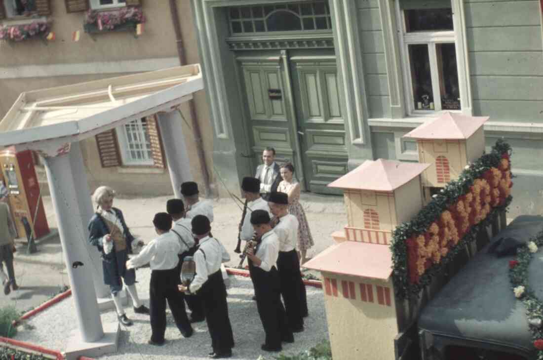 Volksfest und Blumenkorso 1955 in der Herrengasse mit der Sparkasse und der Tankstelle