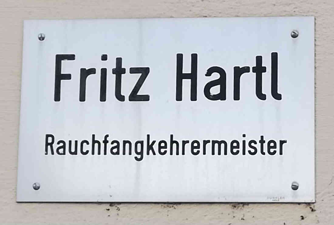 Firmentafel des Rauchfangkehrermeisters Fritz Hartl in der Kirchenstraße 4, Schild Nummer 6