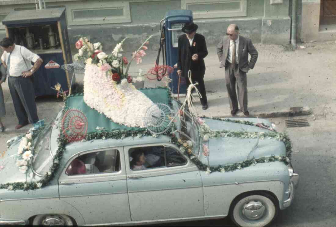 Volksfest und Blumenkorso 1955 in der Herrengasse mit der Tankstelle