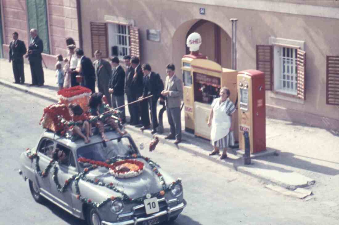 Volksfest und Blumenkorso 1955 in der Herrengasse  mit dem Grosshandel Röhrich und der Tankstelle