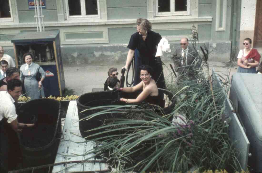 Volksfest und Blumenkorso 1955 in der Herrengasse mit der Sparkasse und der Tankstelle