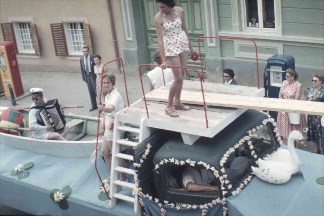 Volksfest und Blumenkorso 1955 in der Herrengasse mit der Sparkasse  und der Tankstelle