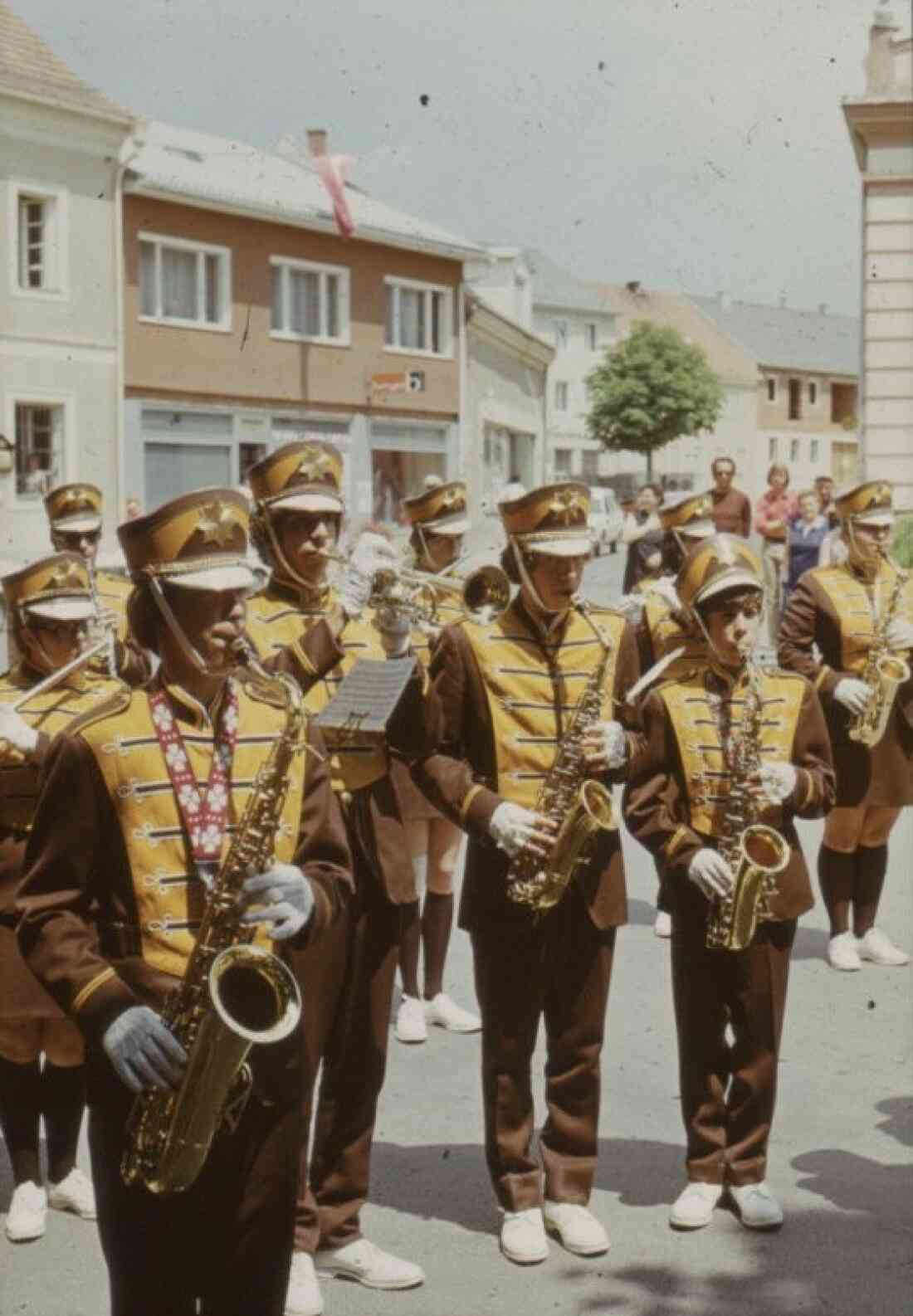 Amerika - Woche 1975 mit der St. Anthony High School, Trenton, New York am Hauptplatz mit Rathaus und Post und dem Kaiser Geschäft