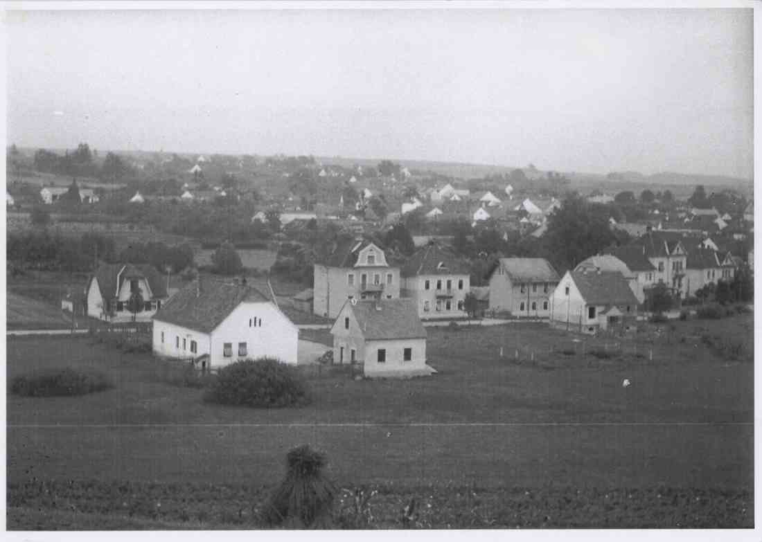 Kirchengasse und Ortsansicht