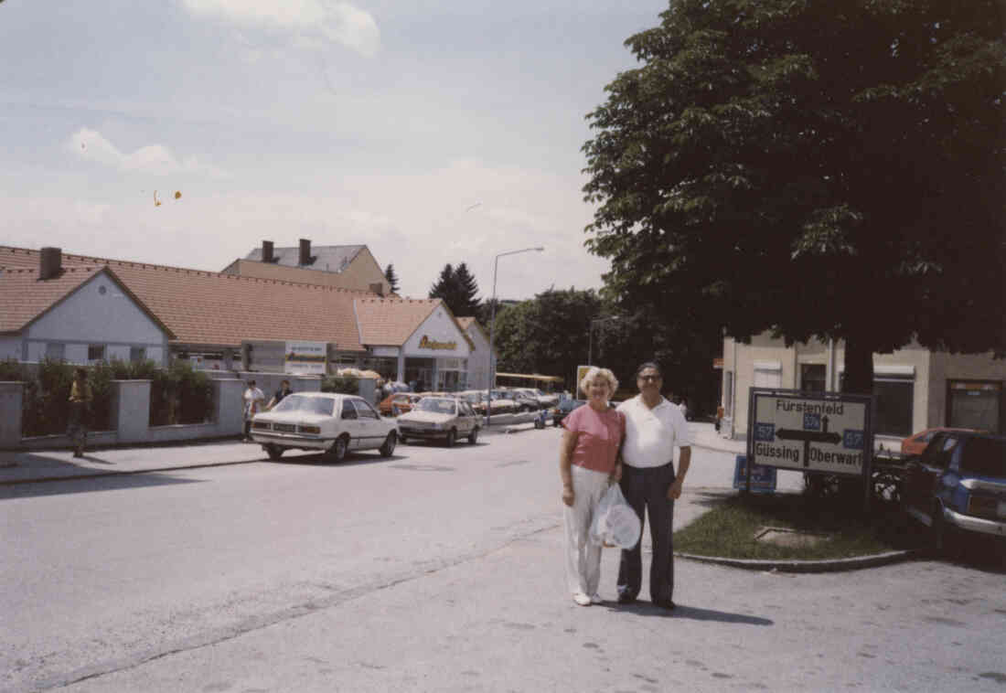 Martha Novosel nach dem Einkauf im neuen Zielpunkt Geschäft, mit Pepi Novosel am 29. Juni 1989 am Hauptplatz 13