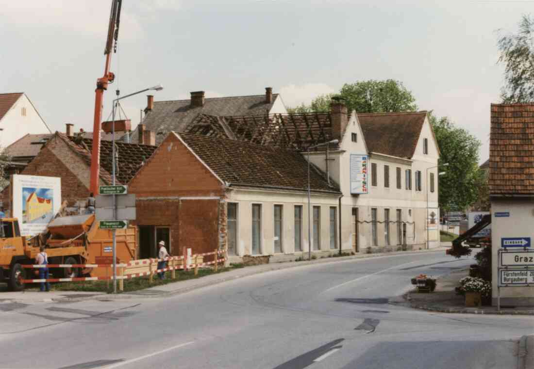 Neubau des Haus Kapesky am Hauptplatz und der Wienerstraße mit dem Geschäft Bakanitsch im Jahr 1997