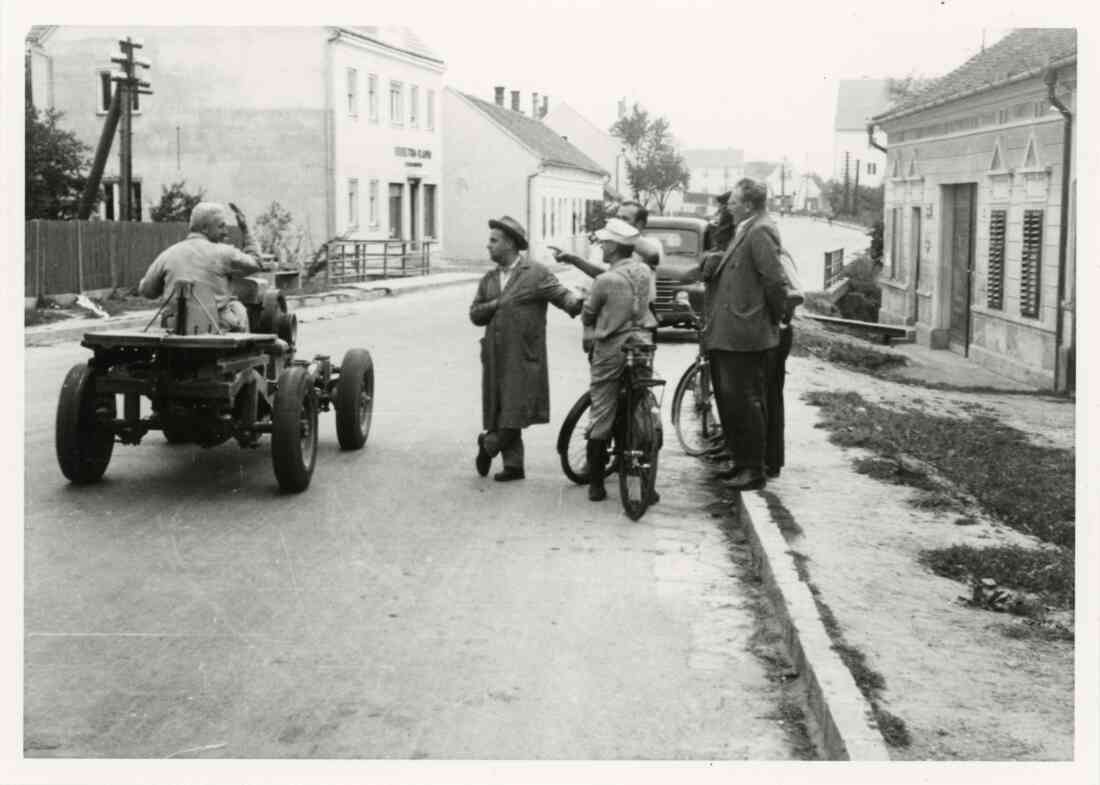 Hauptstraße und Neubauer Brücke, links das Elektrohaus Radanovits, rechts Hausnummer 16, Senninger - Höltl am 30.07.1961, der Mili Toni unterwegs