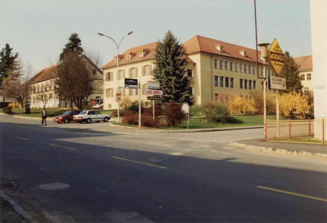 Kastell und Hauptschule in der Hauptstraße am 01.04.1990