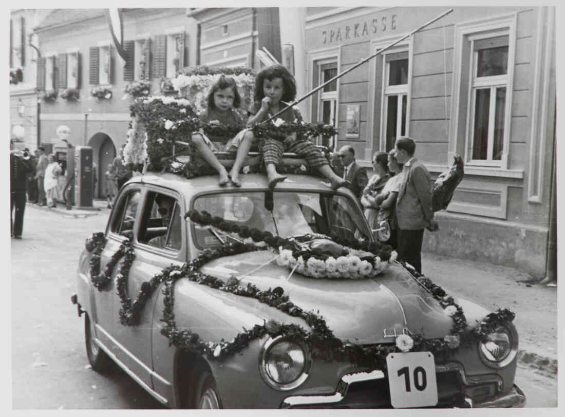 Volksfest mit Blumenkorso 18. August 1957 in der Herrengasse mit dem Grosshandel Röhrich, Sparkasse und der Tankstelle