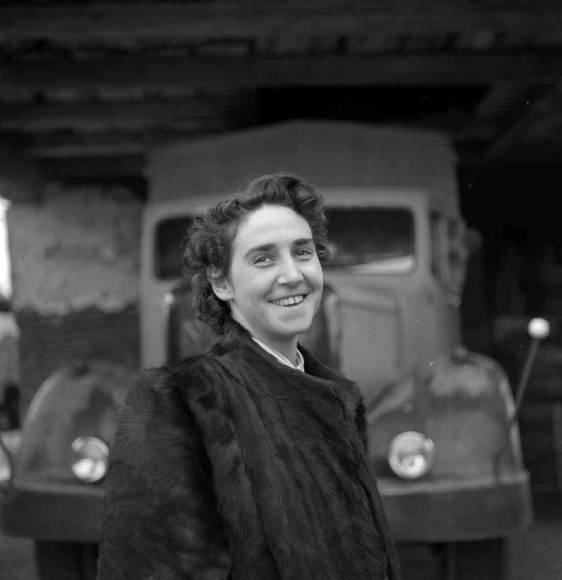 Margarete Fabsits, geborene Röhrich im Hof  der Firma Röhrich