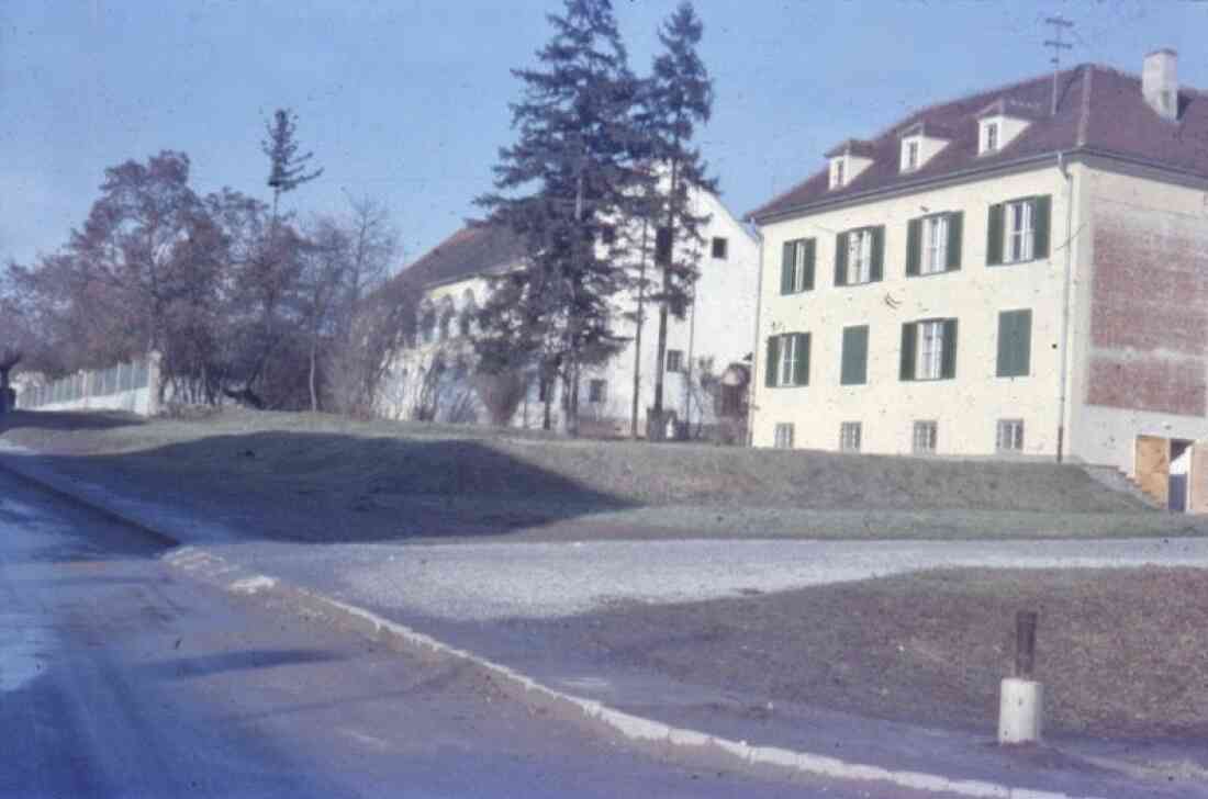 Hauptstraße mit dem Kastell und ehemaligen Museum und der Hauptschule