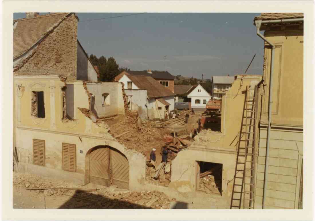 Abtragung des ehemaligen Feuerwehrhauses in der Herrengasse 14, im September 1971