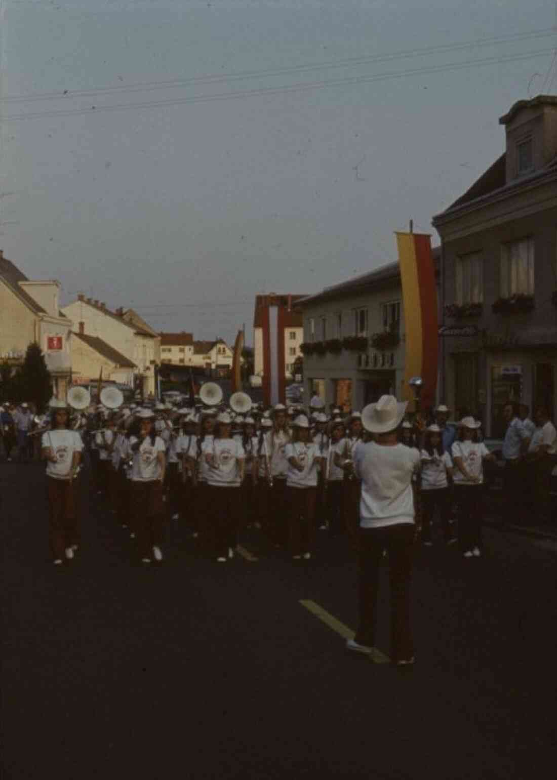 Amerika - Woche 1975 mit Brass Band in der Hauptstraße mit  Elektro Radanovits, Baustoffhandel Bauer und dem Kreilserei Pieber
