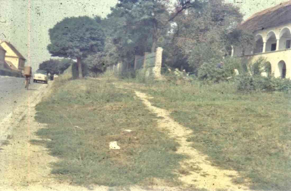 Hauptstraße mit dem Kastell und ehemaligen Museum